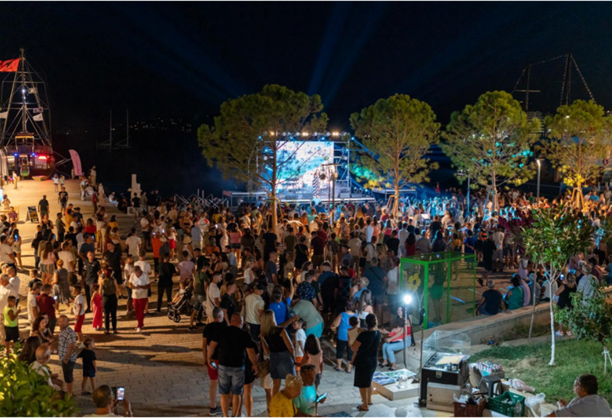 saranda folk on 1.png